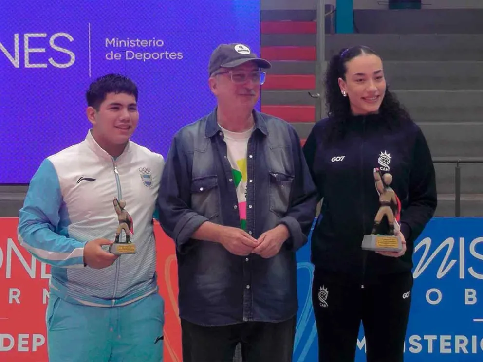 El Gobernador junto a los premiados