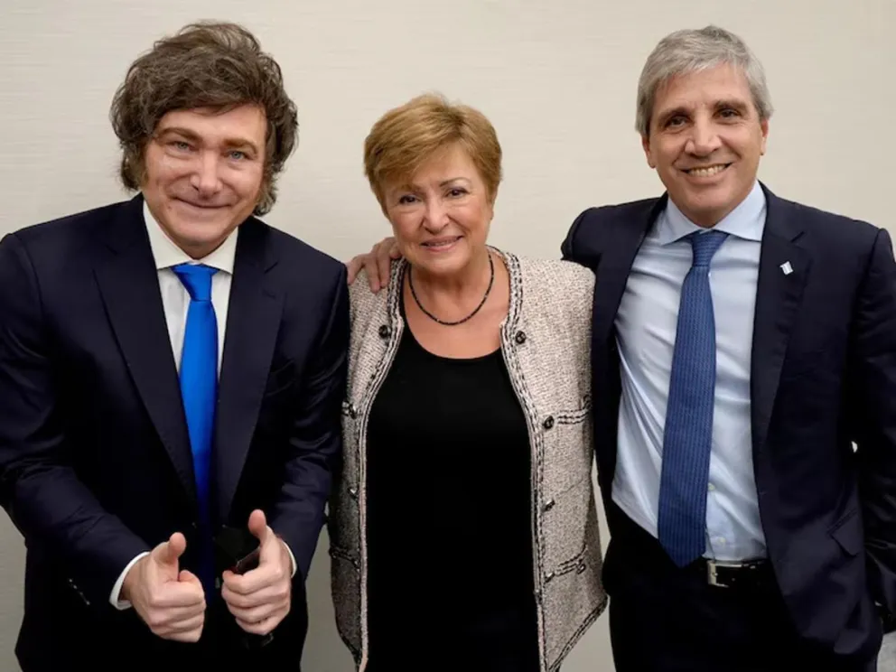 Javier Milei, Kristalina Georgieva y Luis Caputo 