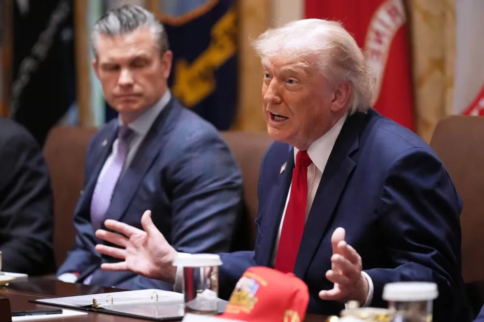 Donald Trump junto a Pete Hegseth
