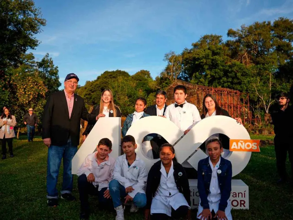 Hugo Passalacqua junto a niños de la comunidad
