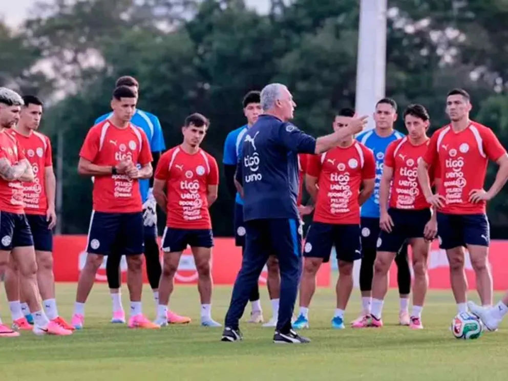 Gustavo Alfaro entrenando a la Albirroja