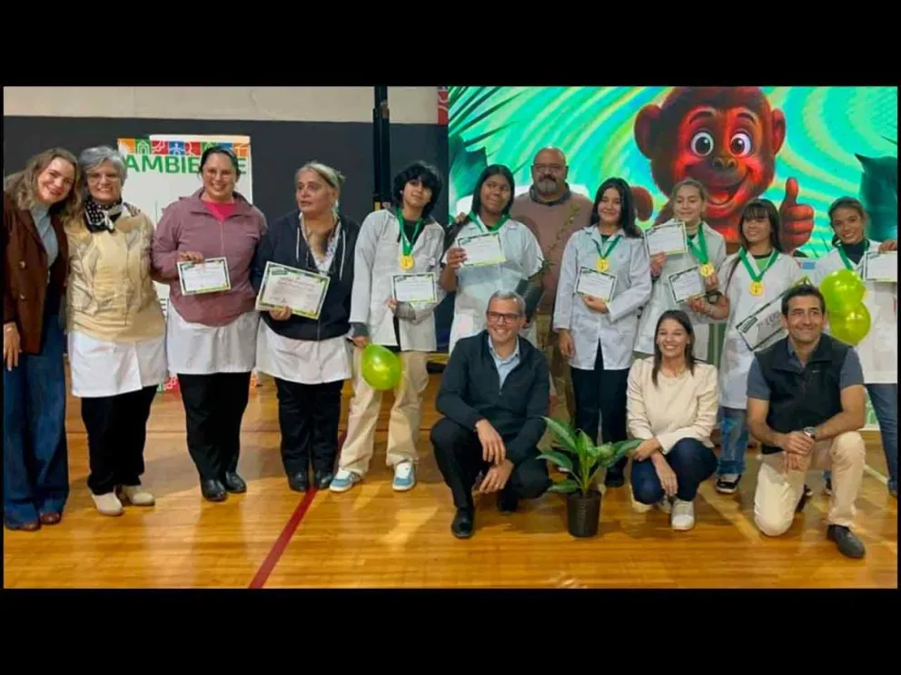 Estudiantes ganadores del concurso junto a sus docentes