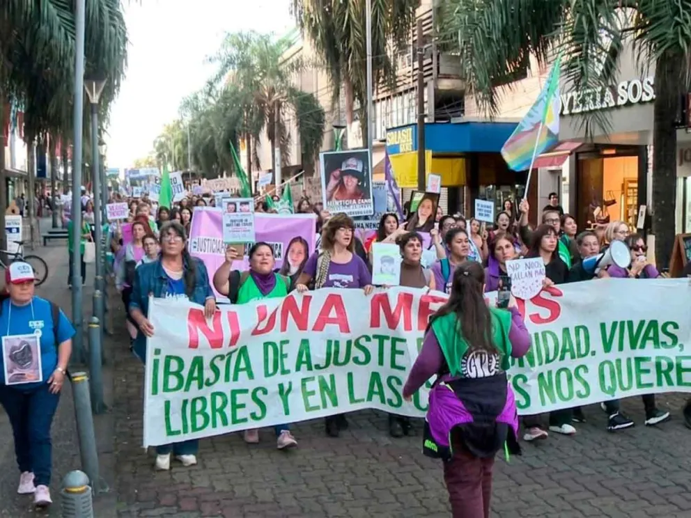 Miles de personas se manifestaron contra la violencia de género  