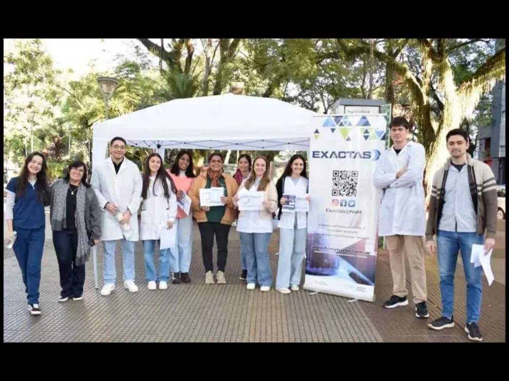Docentes y alumnos de 5º año de Farmacia de FCEQyN