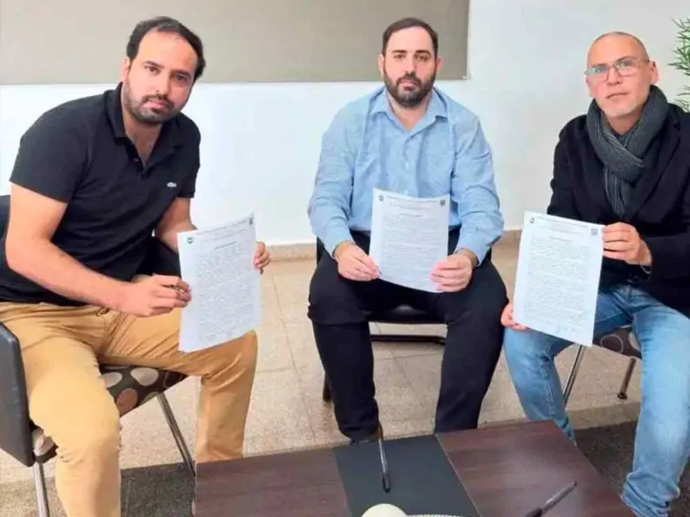Matía Sebely junto a empresarios firmantes 