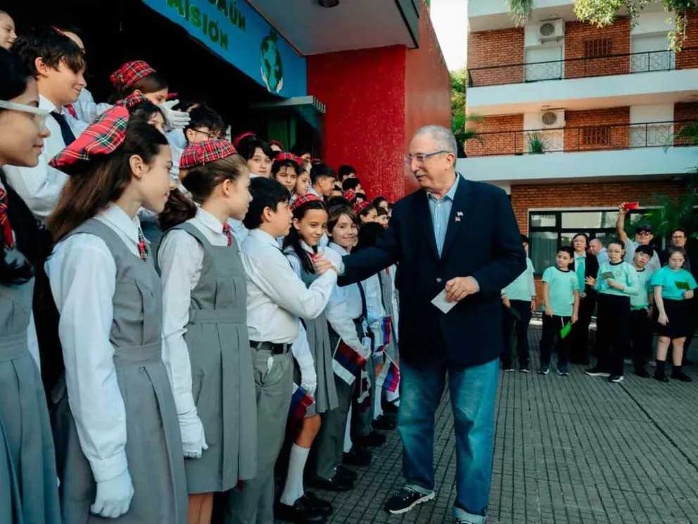 Emotivo saludo entre el Gobernador y los alumnos de 7º 