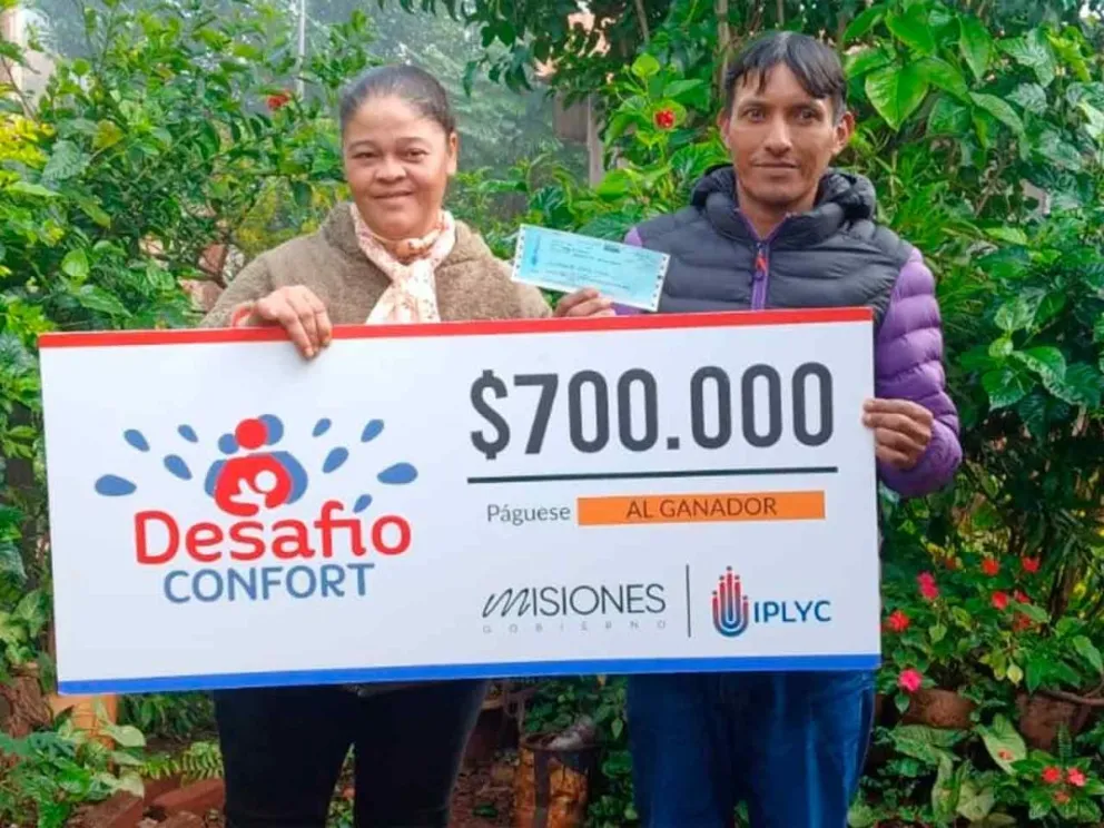 Raúl Romero exhibe feliz el premio junto a su esposa