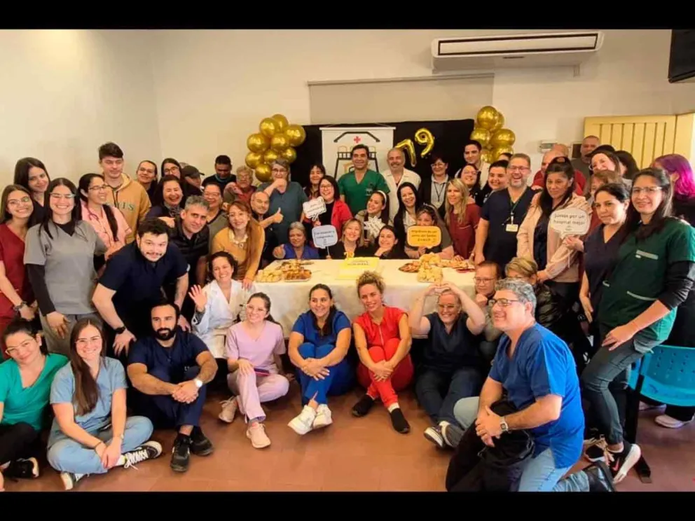 El personal durante el brindis aniversario