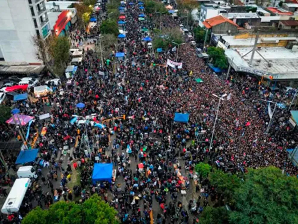 Una multitud despide al legendario cantante
