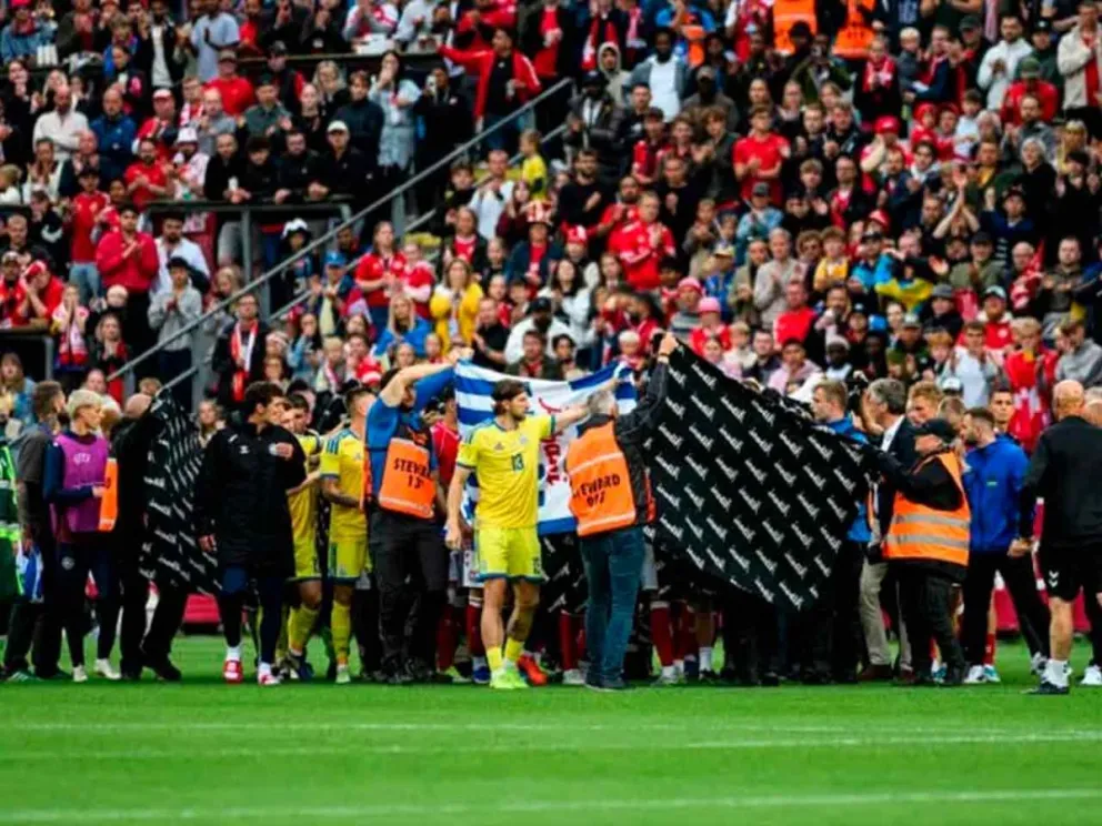 Se desplomó en pleno campo de juego