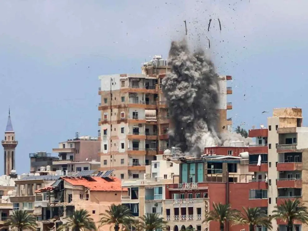 Edificio alcanzado por el bombardeo