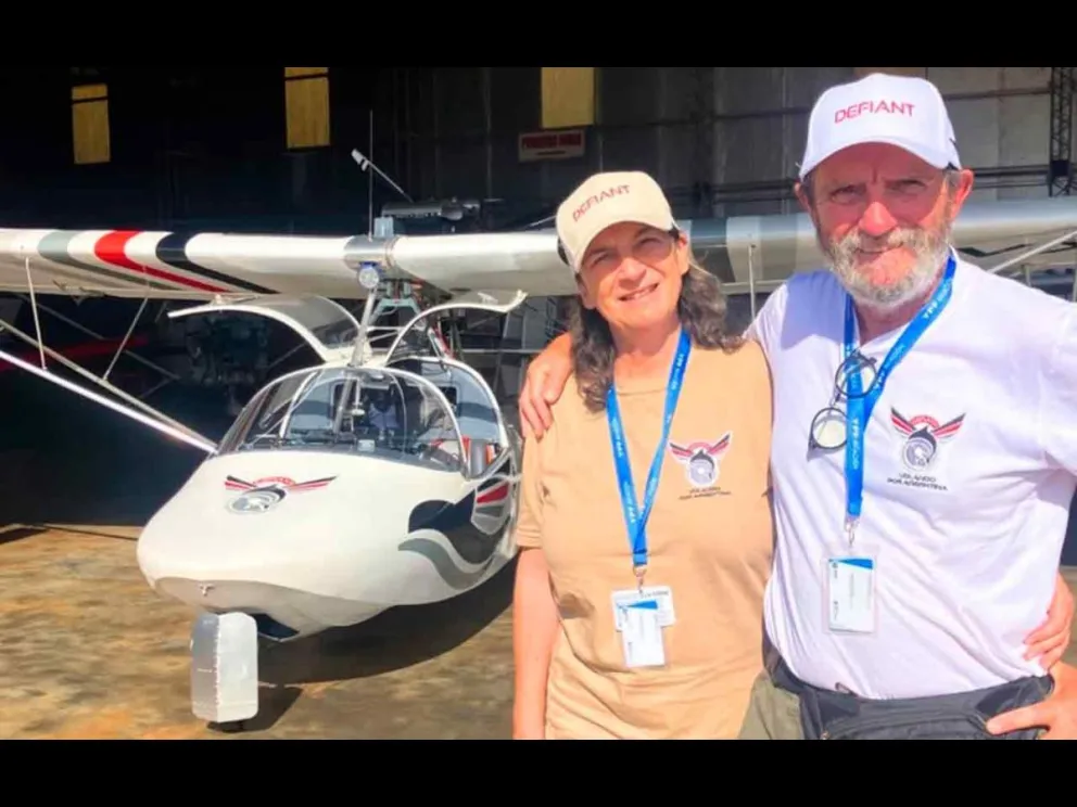 La pareja  junto a su avión anfibio Defiant
