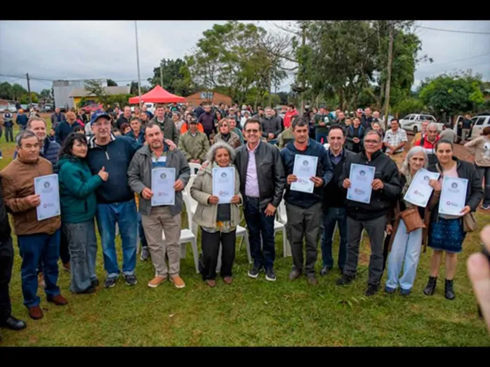 El Gobernador junto a beneficiarios del Programa Mi título