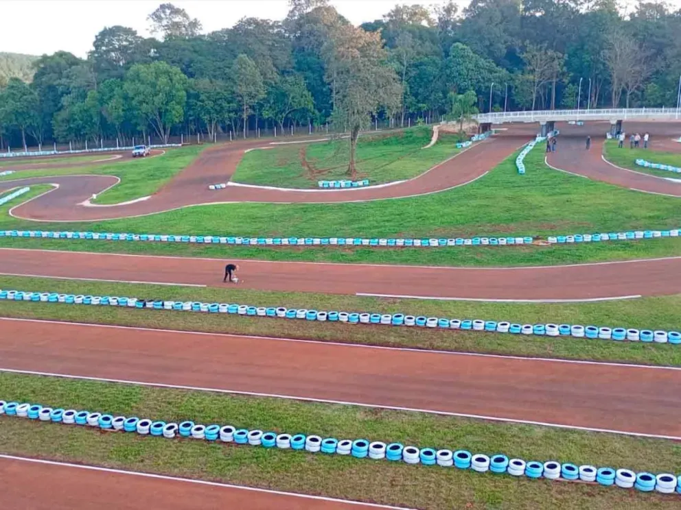 Emplazado dentro del Complejo La Roca