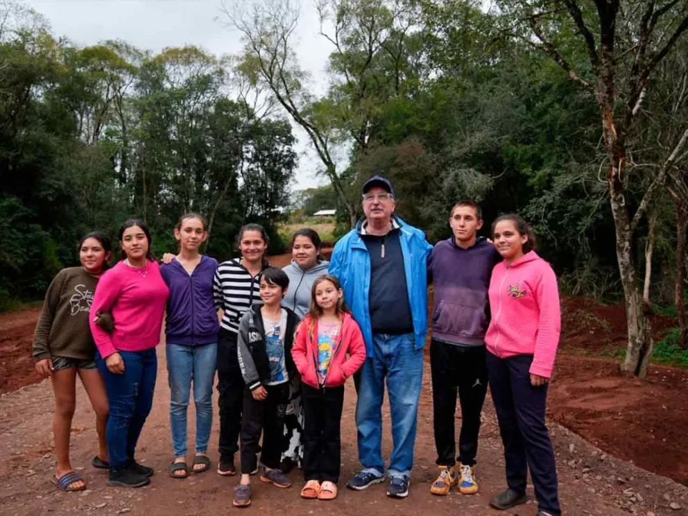 El Gobernador junto a vecinos en San Vicente