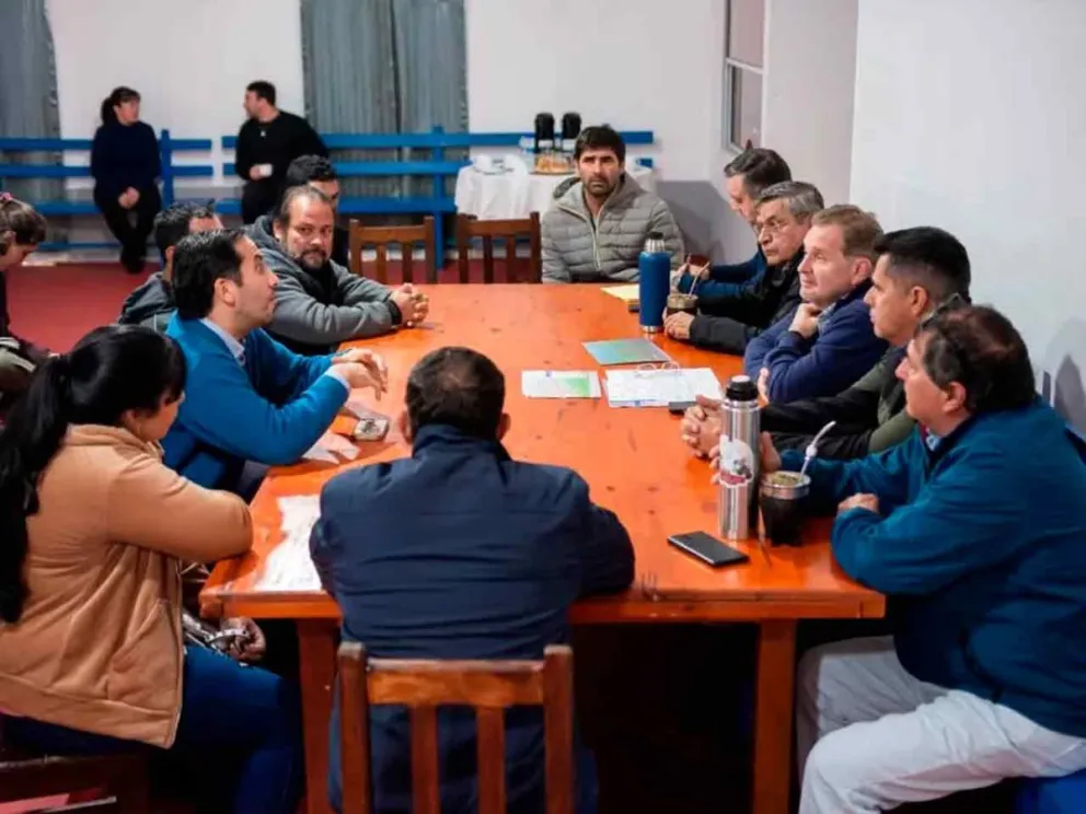 Reunión entre funcionarios y vecinos