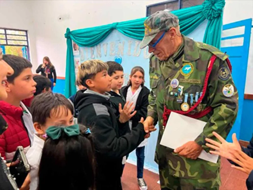 Alumnos saludaron al excombatiente Luis Duarte