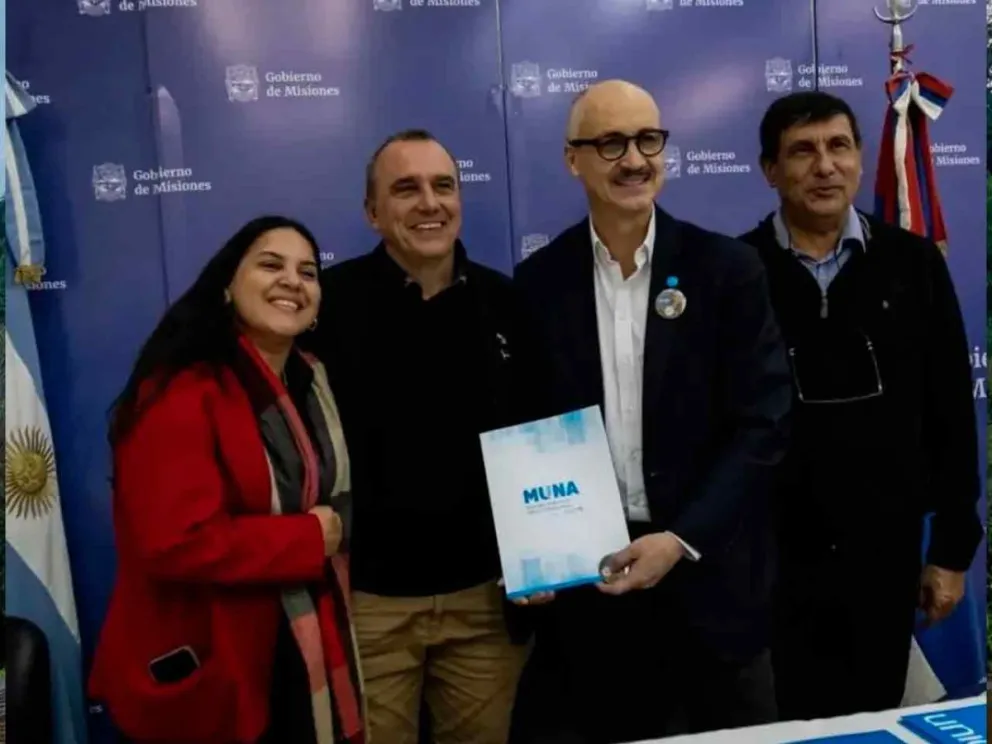 Exhibición del acta de compromiso firmado 