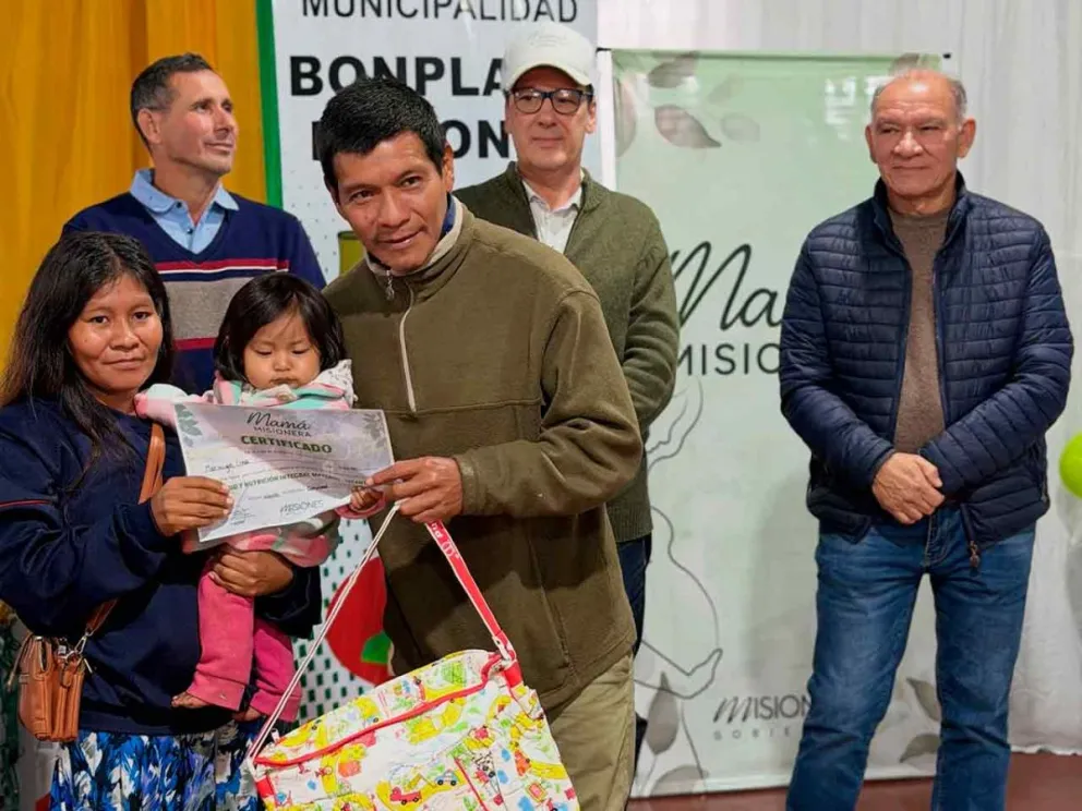 Entregaron cunas y ajuares completos