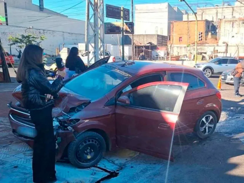 Vehículo siniestrado sobre la vereda
