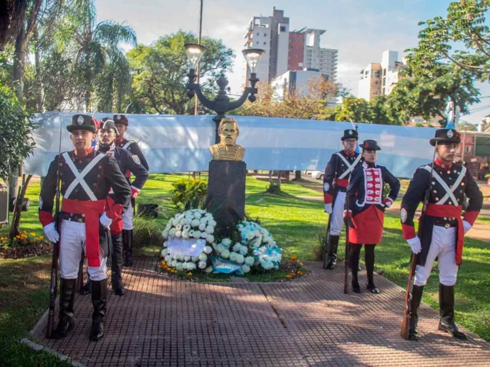 Guardia de honor y ofrenda floral al militar y líder gaucho