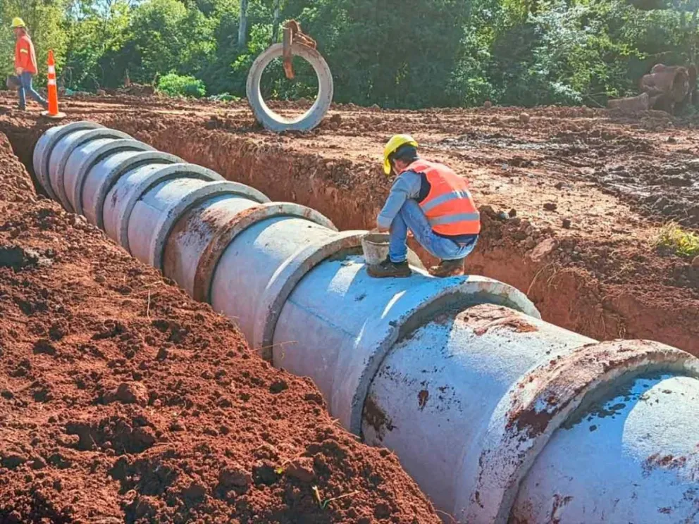 Colocan tubos para alcantarillas transversales