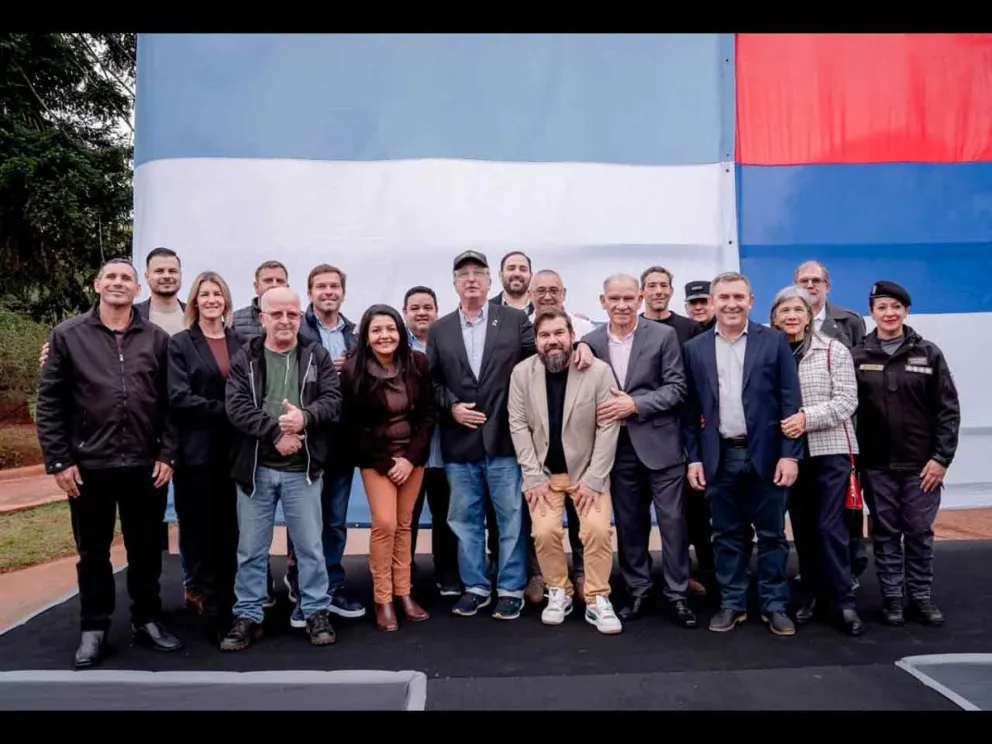El Gobernador junto a funcionarios en la conmemoración
