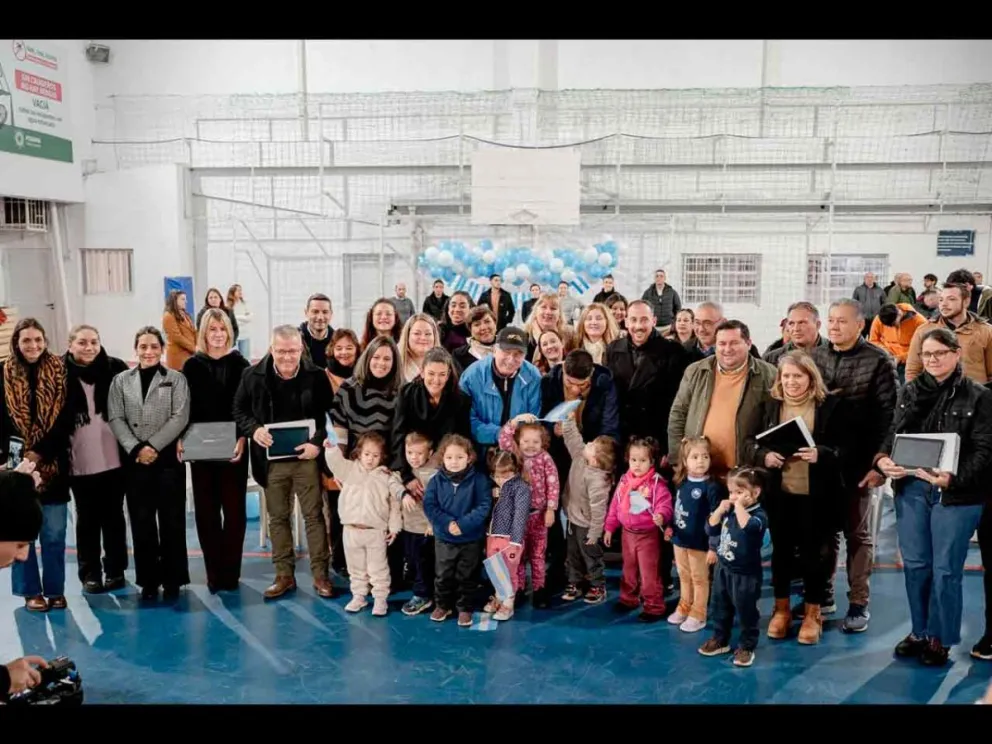 Hugo Passalacqua junto a intendentes, directoras, niños y niñas en el acto
