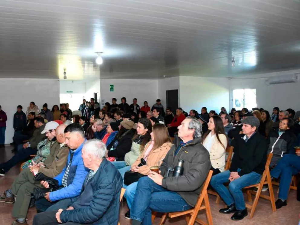 La reunión congregó a más de un centenar de vecinos-