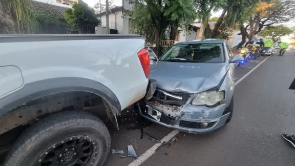 Perdió el control del auto y terminó chocando contra una camioneta ...