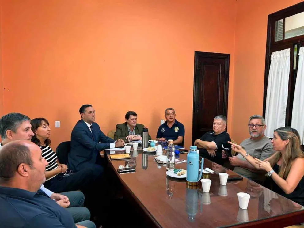 Adolfo Safrán junto a representantes sindicales