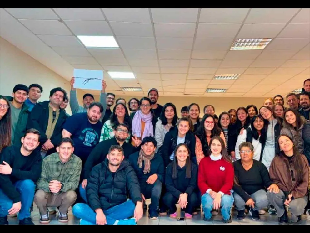 Facundo López Sartori y militantes del espacio Podemos