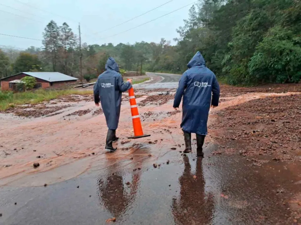 Despeje de agua y tierra acumulada en la calzada