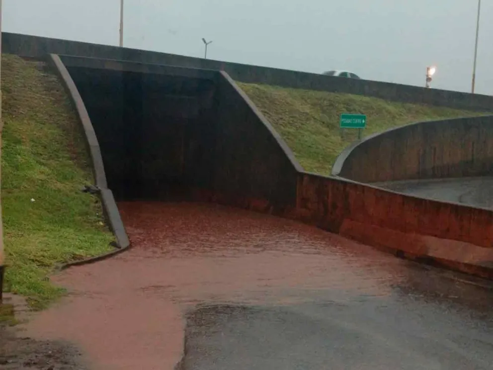 Inundado e inhabilitado para la circulación