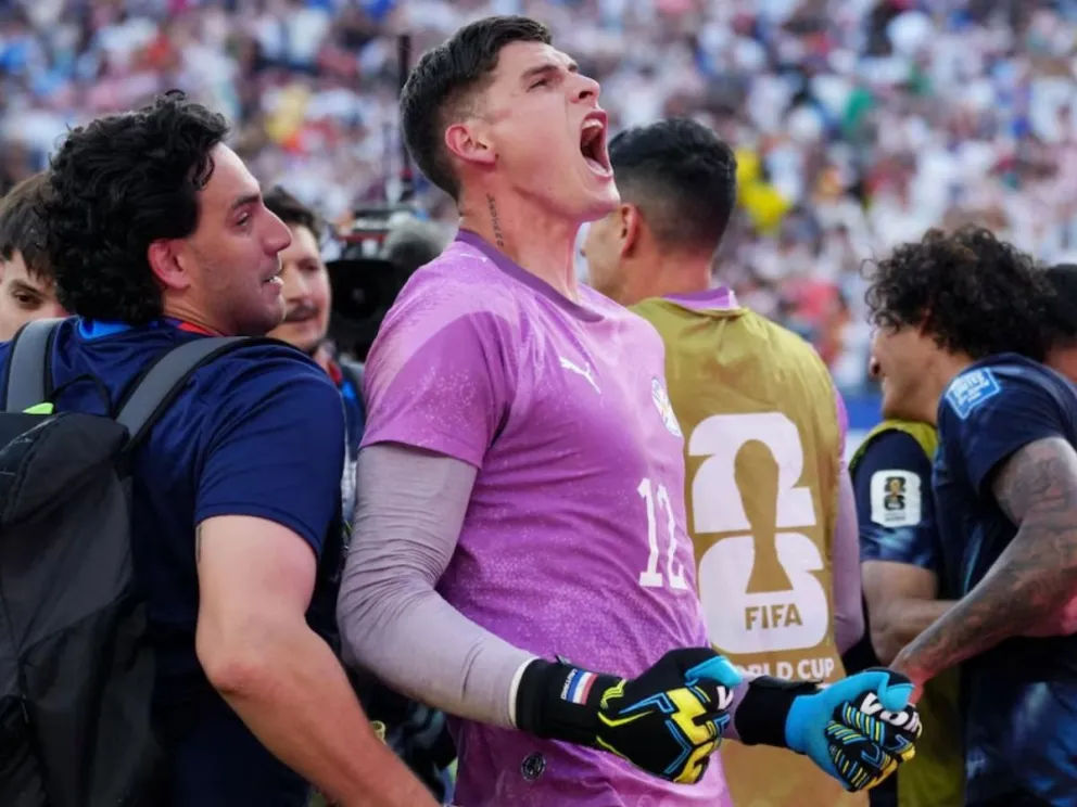Joaquín Ketlun, al lado de Orlando Gill tras la clasificación de Paraguay ante Alemania (Reuters/David Butler)