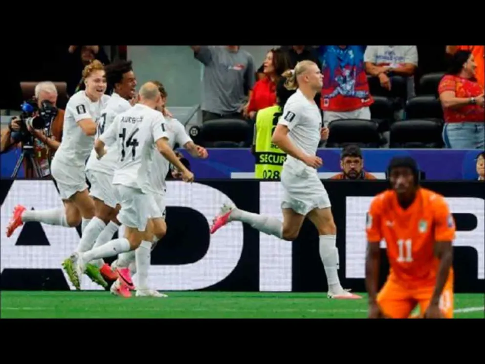 El plantel de Noruega festeja, el gol de Haaland