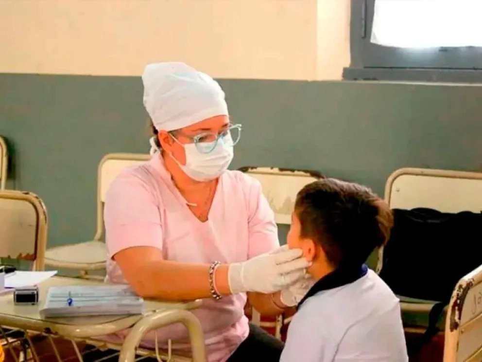 Los equipos médicos atienden a los alumnos en la- escuela