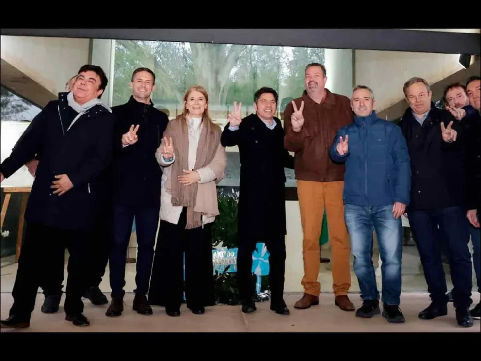Christian Humada y Axel Kicillof junto a referentes peronistas