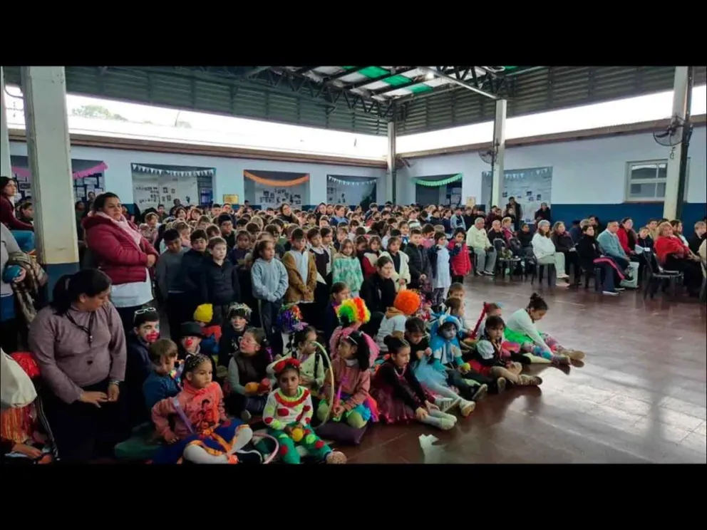 Ex alumnos, docentes, directivos y familias