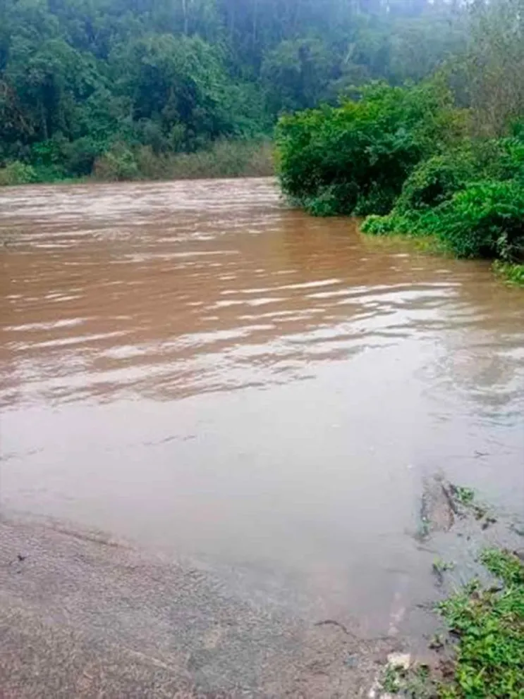 El caudal del río superó las cascadas y rocas