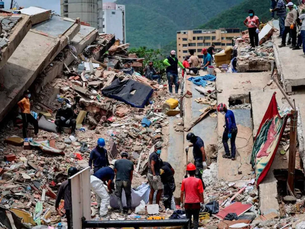 Continúa la remoción de escombros