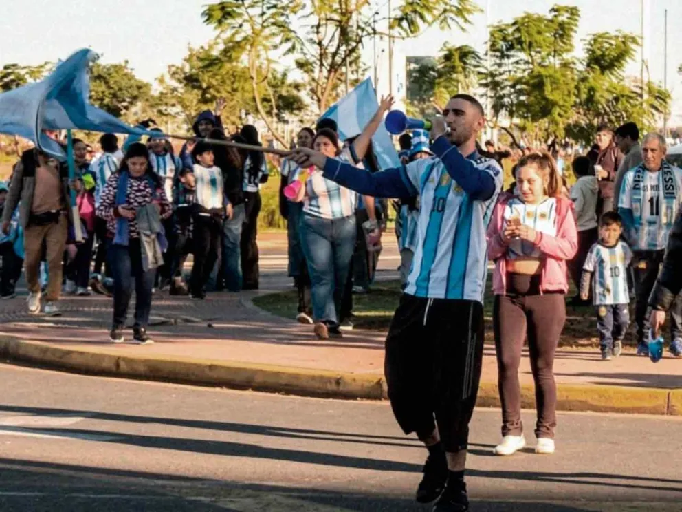 Gran festejo de los posadeños, con cánticos y el incesante flamear de banderas