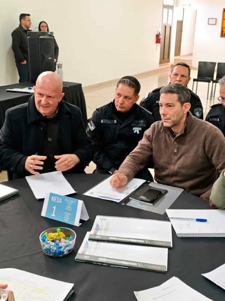 Marcelo Pérez y la Plana Mayor Policial en la reunión