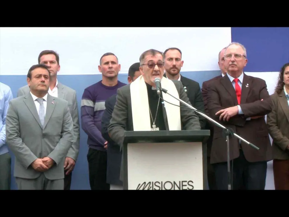 Monseñor Juan Rubén Martínez junto al Gobernador