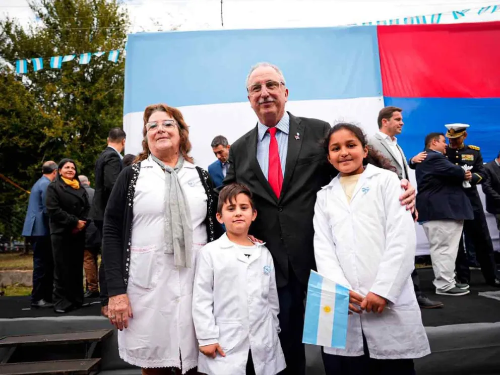 El Gobernador junto a alumnos y docente