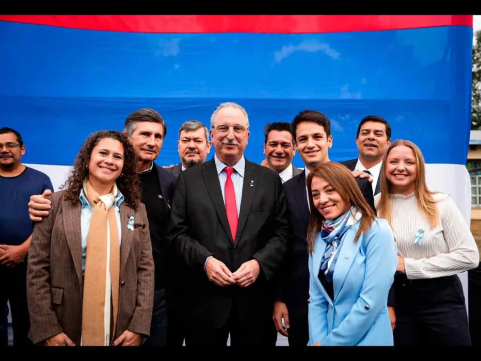 Hugo Passalacqua junto a diputados 