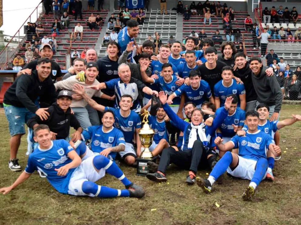 El elenco "Azul" celebrando la victoria