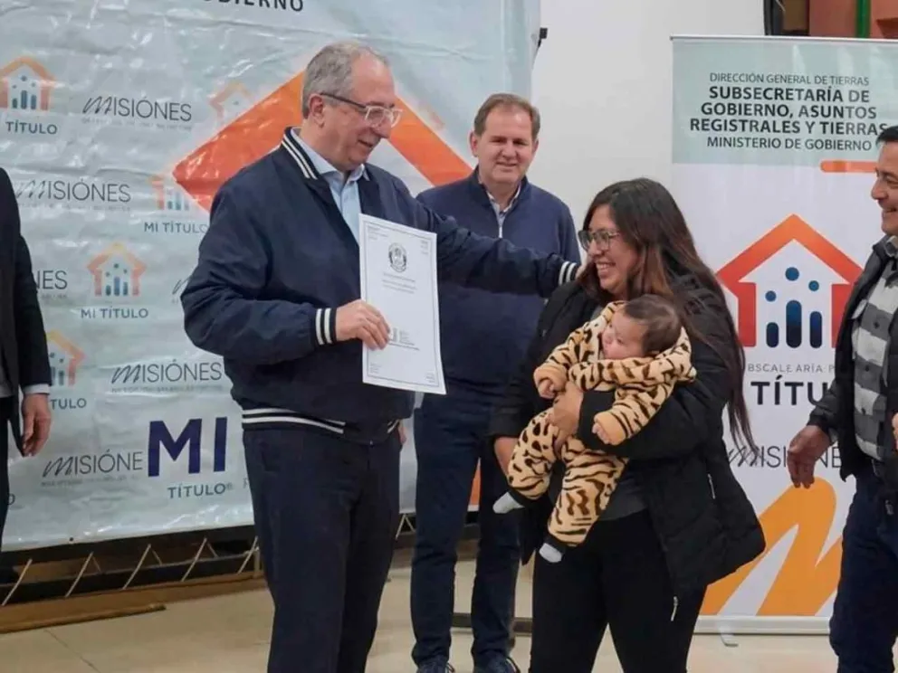 Hugo Passalacqua entregó títulos en Iguazú