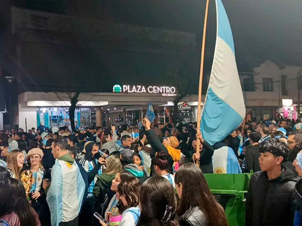 Caravanas, banderas y cánticos tiñeron de celeste y blanco las calles en toda la Provincia
