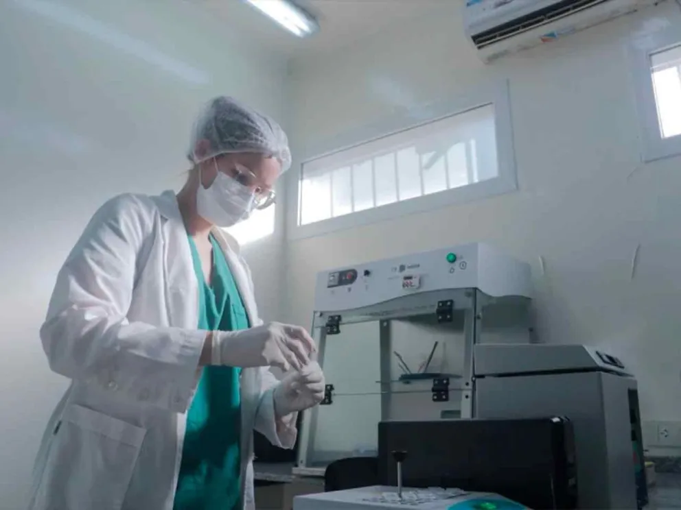 Cuenta con áreas de genética molecular y genómica